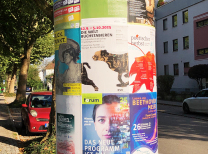 Die Welt buchstabieren, Ausstellungsplakat, 2025